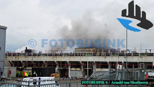 Lading hout in brand op ponton bij scheepswerf aan de Rivierdijk