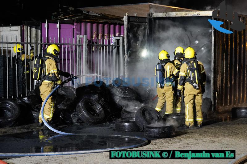 Brand in zeecontainer vol autobanden aan de Calandstraat in Sliedrecht