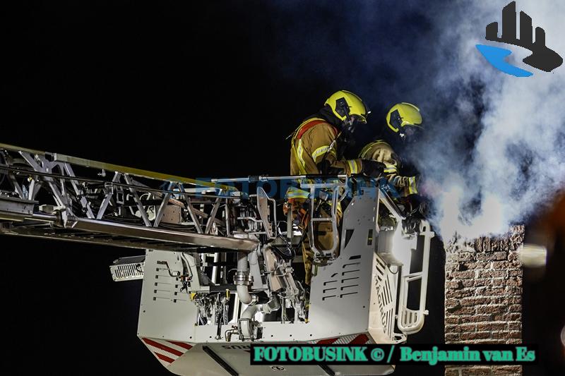 Brandweer schaalt op naar middelbrand bij schoorsteenbrand aan de Polderstraat in Alblasserdam