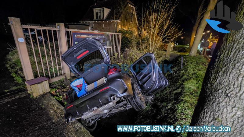 Video – Auto belandt in sloot aan Rijksstraatweg Dordrecht, bestuurder aangehouden voor rijden onder invloed