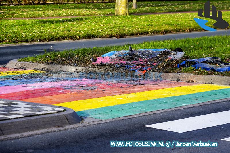 Regenboogzebrapad aan de Veerweg zwaar beschadigd na brandstichting