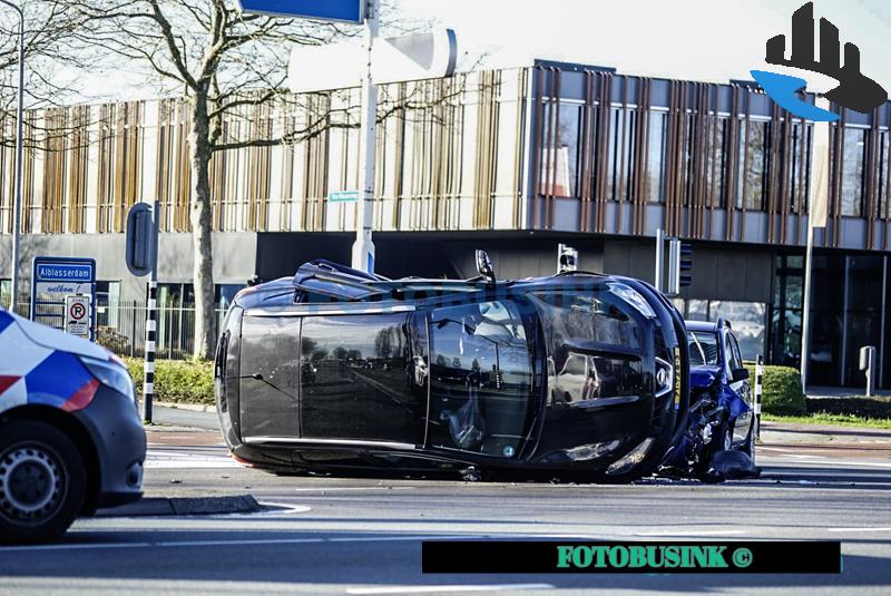 Auto belandt op zijn kant na ongeval op Edisonweg in Alblasserdam