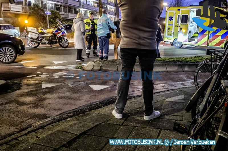 Oudere man op fiets gewond na aanrijding op rotonde in Dordrecht
