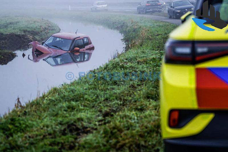 Automobiliste belandt met auto in het water op N214 bij Oud-Alblas