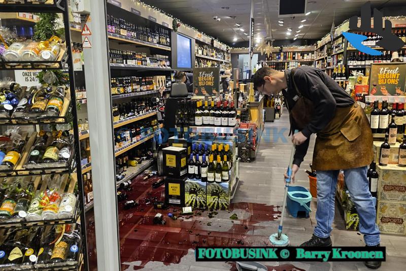 Scootmobiel rijdt Gall & Gall binnen aan het Achterom in Dordrecht en richt ravage aan