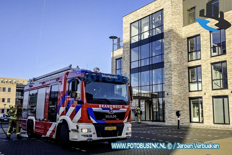 Brandweer blust brand in kantoorpand op Stationspark