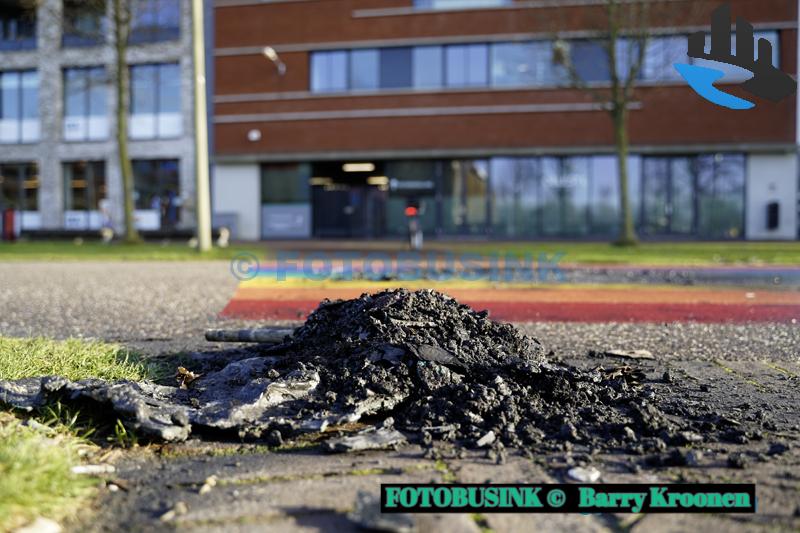 Regenboogzebrapad in brand gestoken aan het Leerparkpromenade in Dordrecht