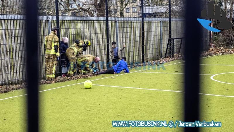 Brandweer bevrijdt jongetje dat vastzat onder hek in Dordrecht