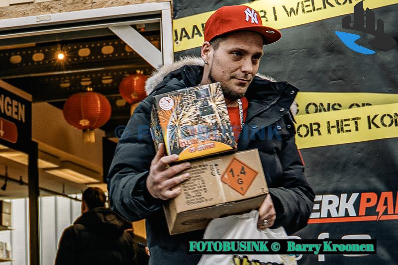 Grote drukte bij vuurwerkverkooppunten in Dordrecht