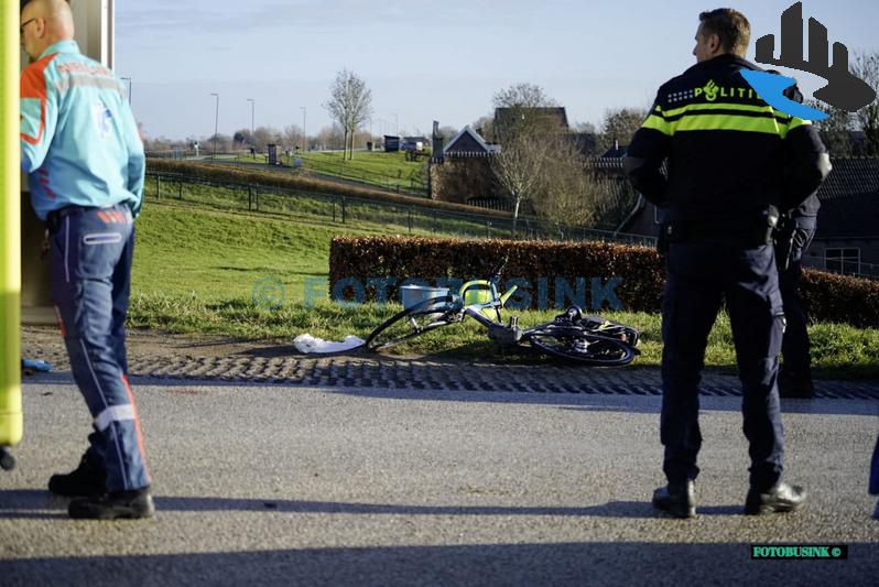 Fietser zwaargewond na aanrijding op Lekdijk in Langerak