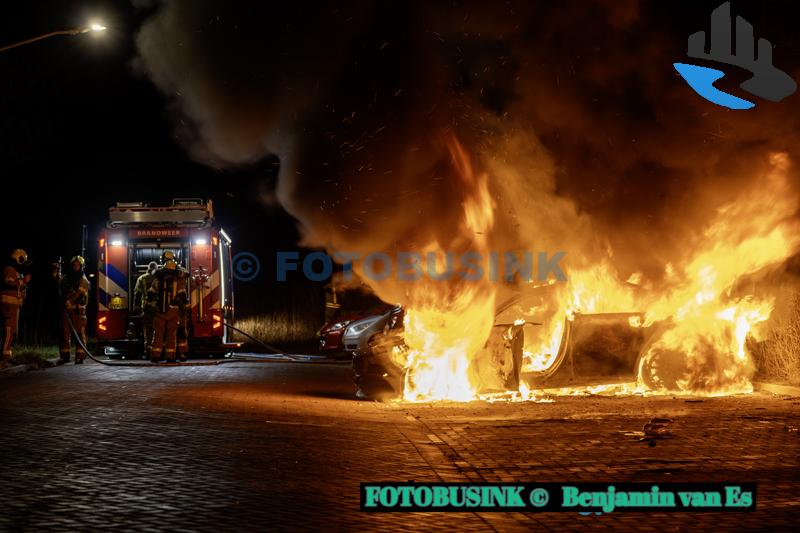 Video – Auto verwoest door brand aan Van Spilbergenstraat in Dordrecht