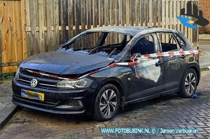Auto verwoest door brand in Kokmeeuwstraat in Dordrecht
