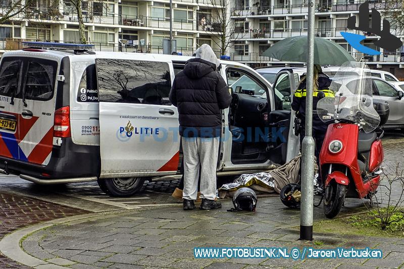 Vrouw raakt gewond na val met scooter door gladheid op Stratosfeerstraat