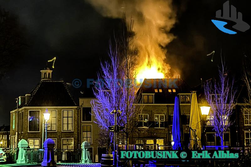 Video – Grote uitslaande woningbrand aan Korte Engelenburgerkade in Dordrecht