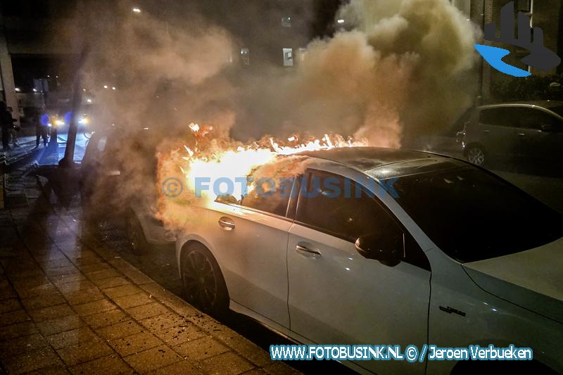 Video – Auto verwoest door brand aan de Weizigtweg in Dordrecht