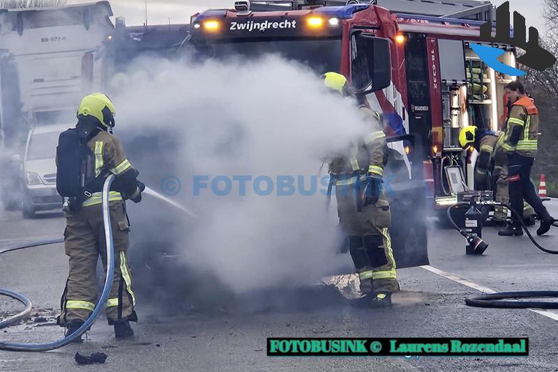Auto in brand aan de Lindtsedijk in Zwijndrecht