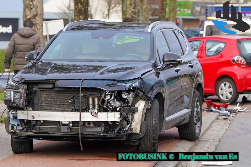 Flinke schade aan auto’s na botsing op de Mijlweg in Dordrecht