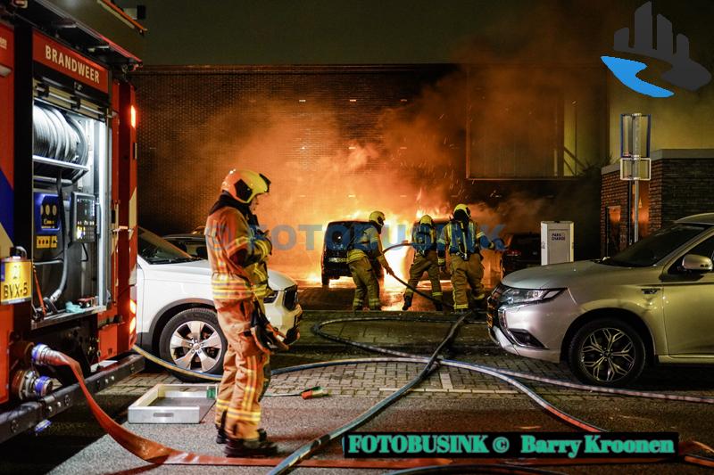 Bedrijfswagens in brand gestoken aan de Mathijs Marisstraat in Dordrecht