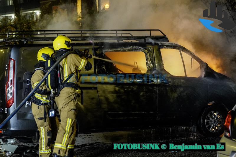 Busje volledig uitgebrand op parkeerplaats Pearl Buck-erf in Dordrecht