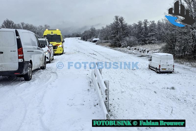 Bestuurder bestelbus onwel en rijdt van dijk af in Heukelum