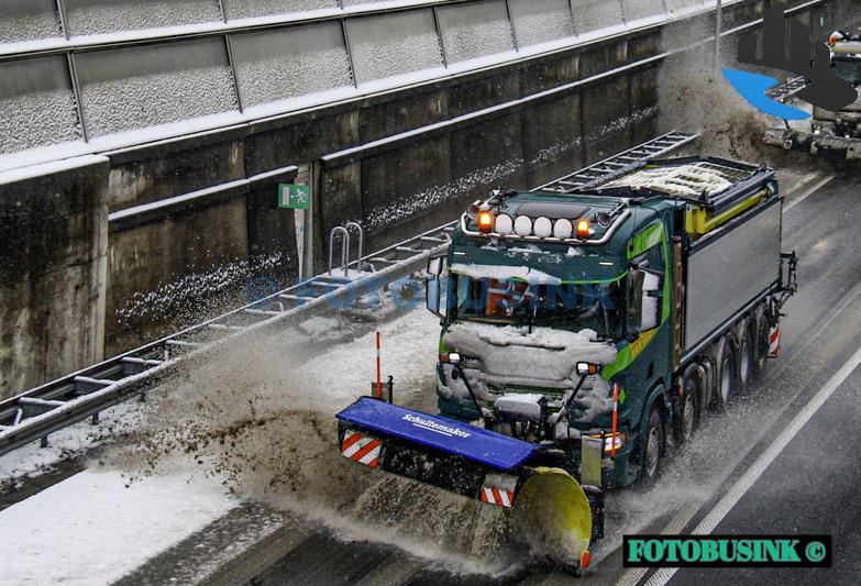 Video – Sneeuwruimers maken A15 bij Hardinxveld-Giessendam sneeuwvrij