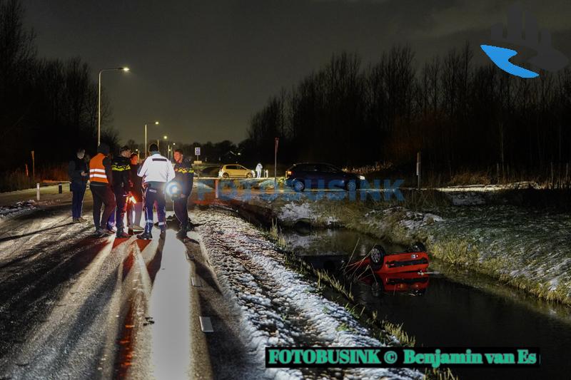Drie personen belanden met auto op de kop in het water aan de Langeweg in Heerjansdam