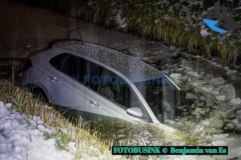 Auto te water aan de Langeweg in Heerjansdam
