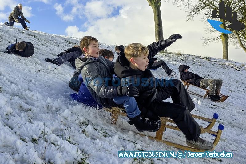 Lekker sleeën van de dijken: jeugd geniet van sneeuw