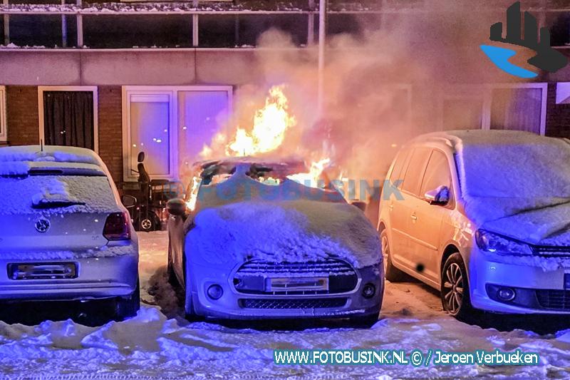 Auto in brand aan H.F. Tollensstraat in Dordrecht