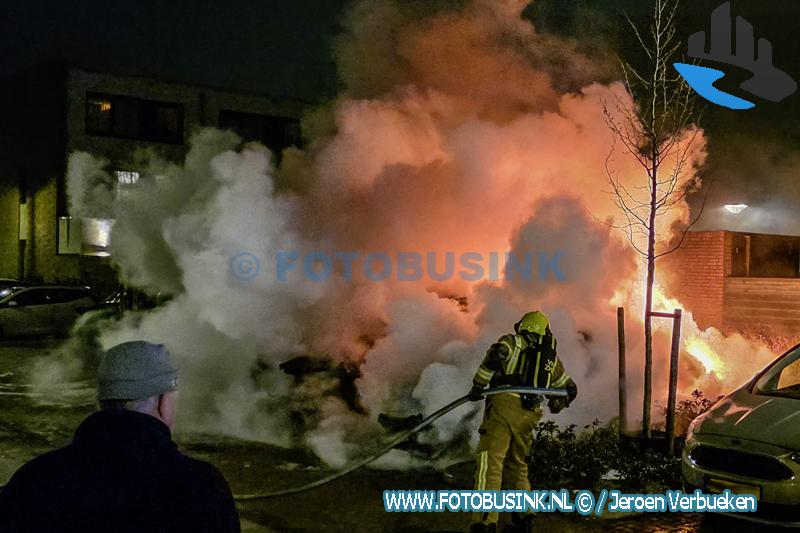 Twee geparkeerde auto’s verwoest door brand in Dordrecht