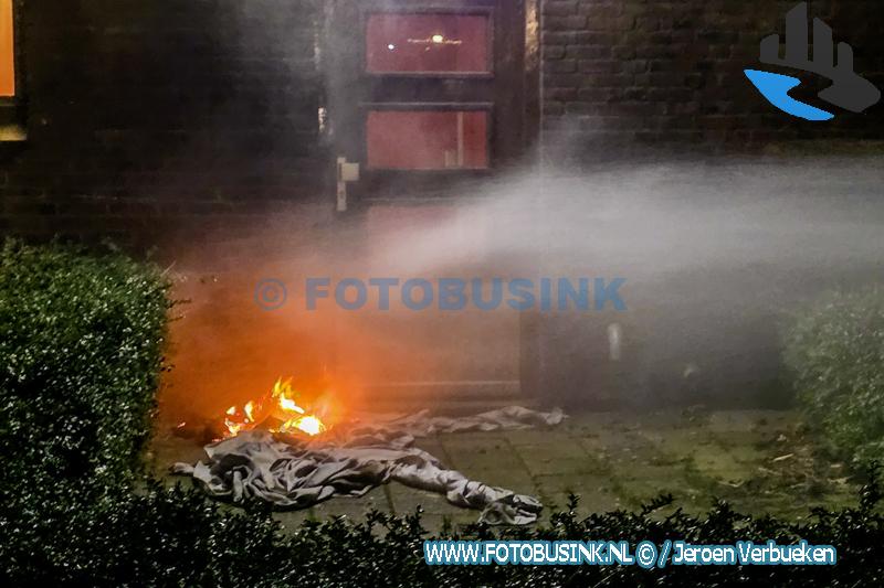 Brandstichter in Dordrecht legt gordijnen tegen flat en steek die in brand