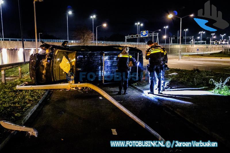 Video – Busje vliegt uit bocht, ramt lantaarnpaal en belandt op zijn kant op fietspad