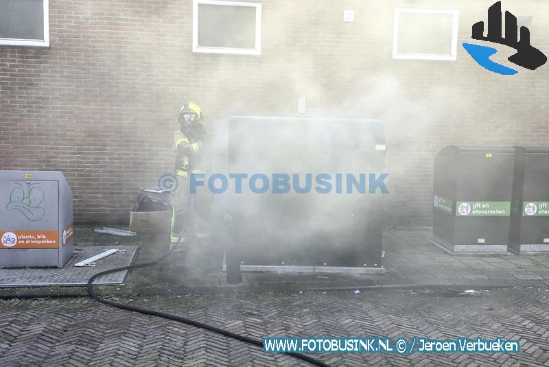 Brandweer blust brand in papiercontainer aan de Lombokstraat in Dordrecht
