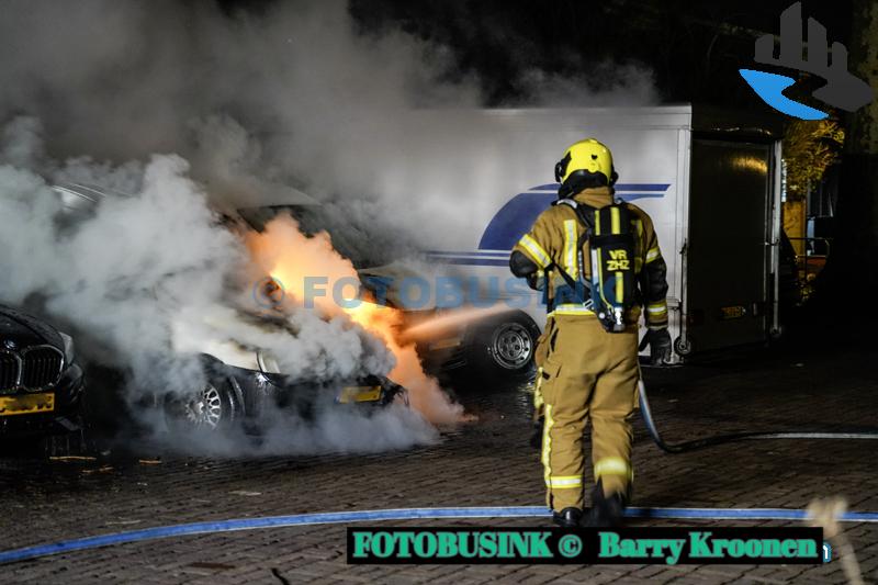 Drie voertuigen beschadigd bij brand, illegale sigaretten aangetroffen in bestelbus