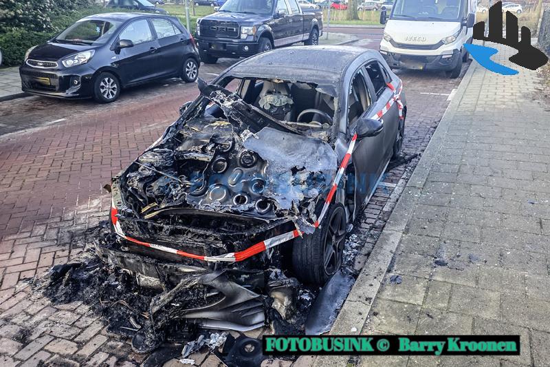 Auto verwoest door brand aan de Anna Paulownastraat in Dordrecht