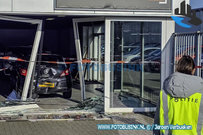 Stadsbus in Dordrecht ramt personenauto, auto belandt in showroom