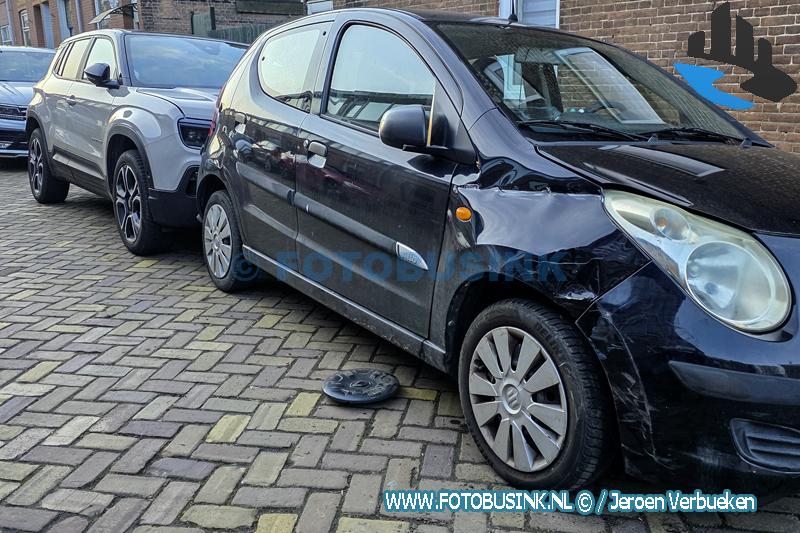 Bezorgwagen richt flinke schade aan in Rozenstraat in Dordrecht