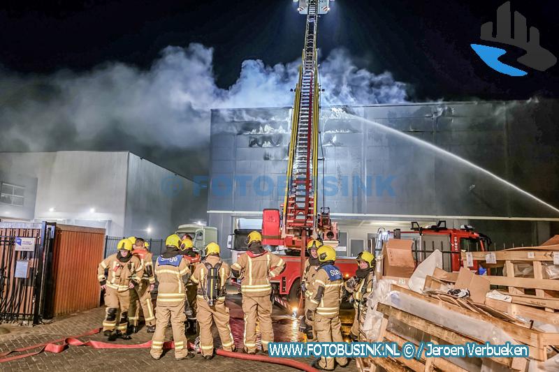 Video – Zeer grote brand bij Bon Bon Catering in Alblasserdam