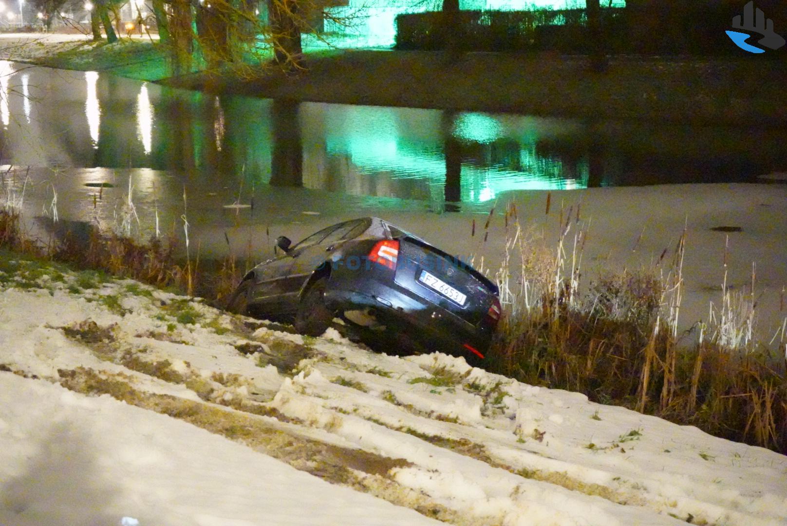 Hulpdiensten met spoed opgeroepen voor auto te water aan de Vlijweg in Dordrecht, Twee aanhoudingen