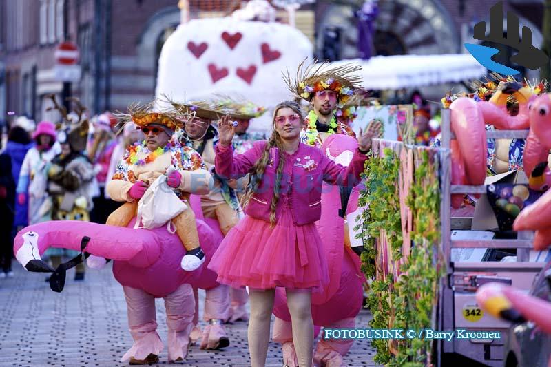 Video - Carnavalsoptocht brengt kleur en gezelligheid in Dordtse binnenstad