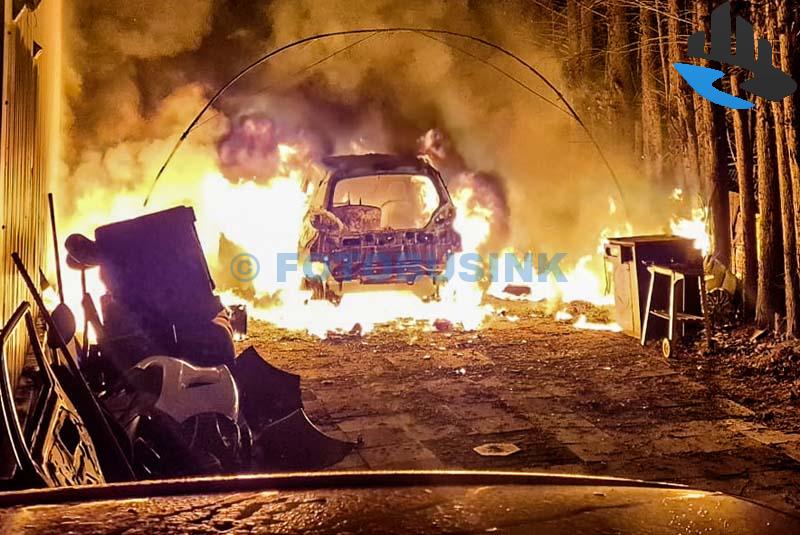 Auto in brand bij autobedrijf aan Molenvliet in Zwijndrecht