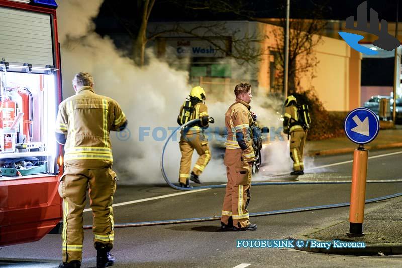 Auto vat vlam tijdens autorit op Karel Doormanweg in Dordrecht
