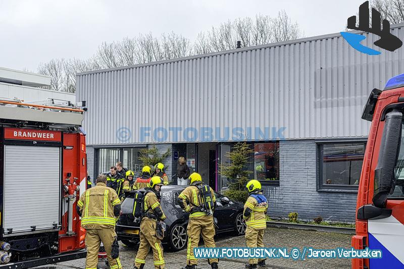 Brand zet kantoorpand vol rook, één persoon nagekeken door ambulance