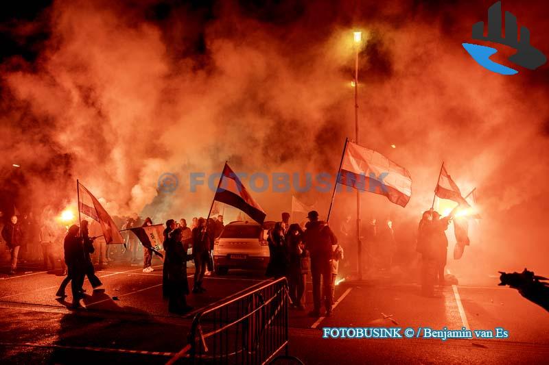 Video – Demonstratie tegen komst AZC in Bleskensgraaf loopt uit op ongeregeldheden: ME voert charges uit