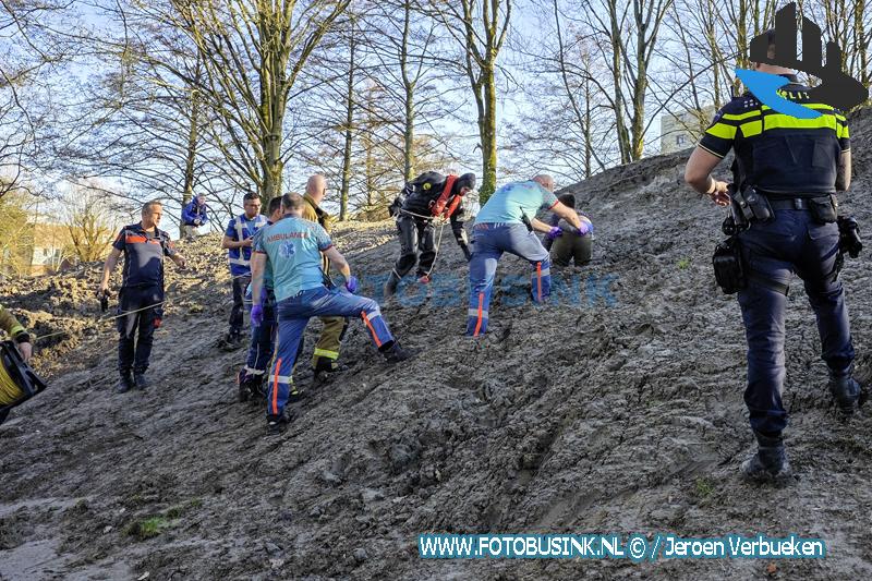 Hulpdiensten redden jongen uit modderige zandberg in Biggetjespark in Dordrecht