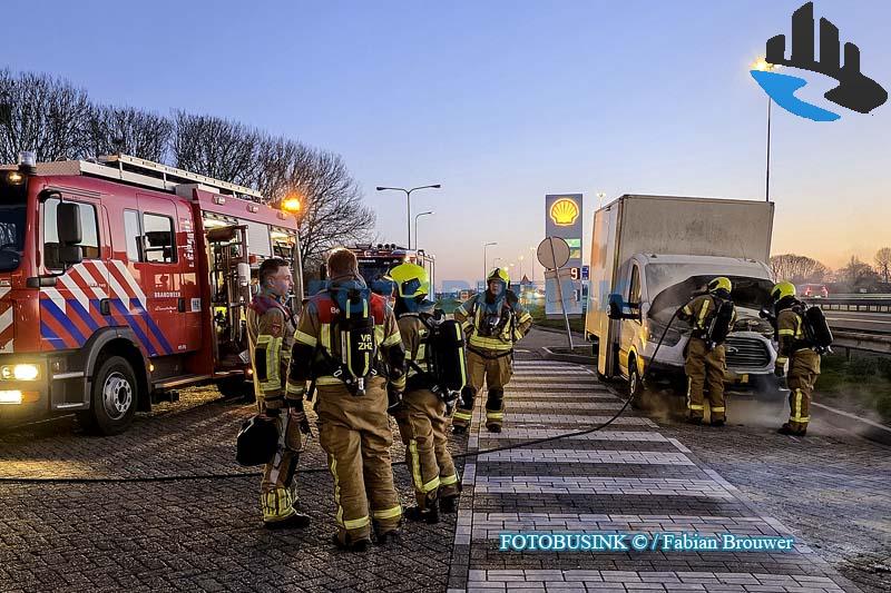 Bestelbus in brand op parkeerplaats langs de A27 bij Meerkerk