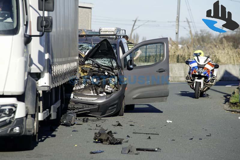 Busje botst achterop vrachtwagen op A15 bij Hardinxveld-Giessendam