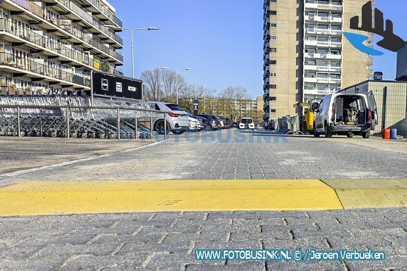 Hoge drempels geplaatst op parkeerdek van winkelcentrum Sterrenburg in Dordrecht