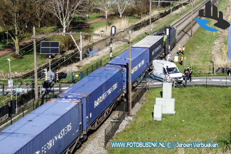 Video – Goederentrein ramt bestelbus op spoorwegovergang Zuidendijk in Dordrecht