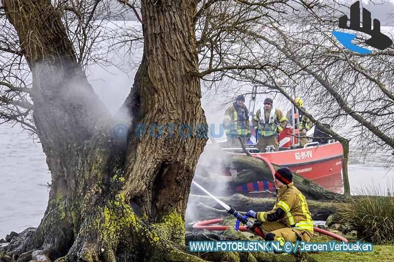 Video – Brand in boom houdt brandweer lange tijd bezig langs De Nieuwe Merwede in Dordrecht
